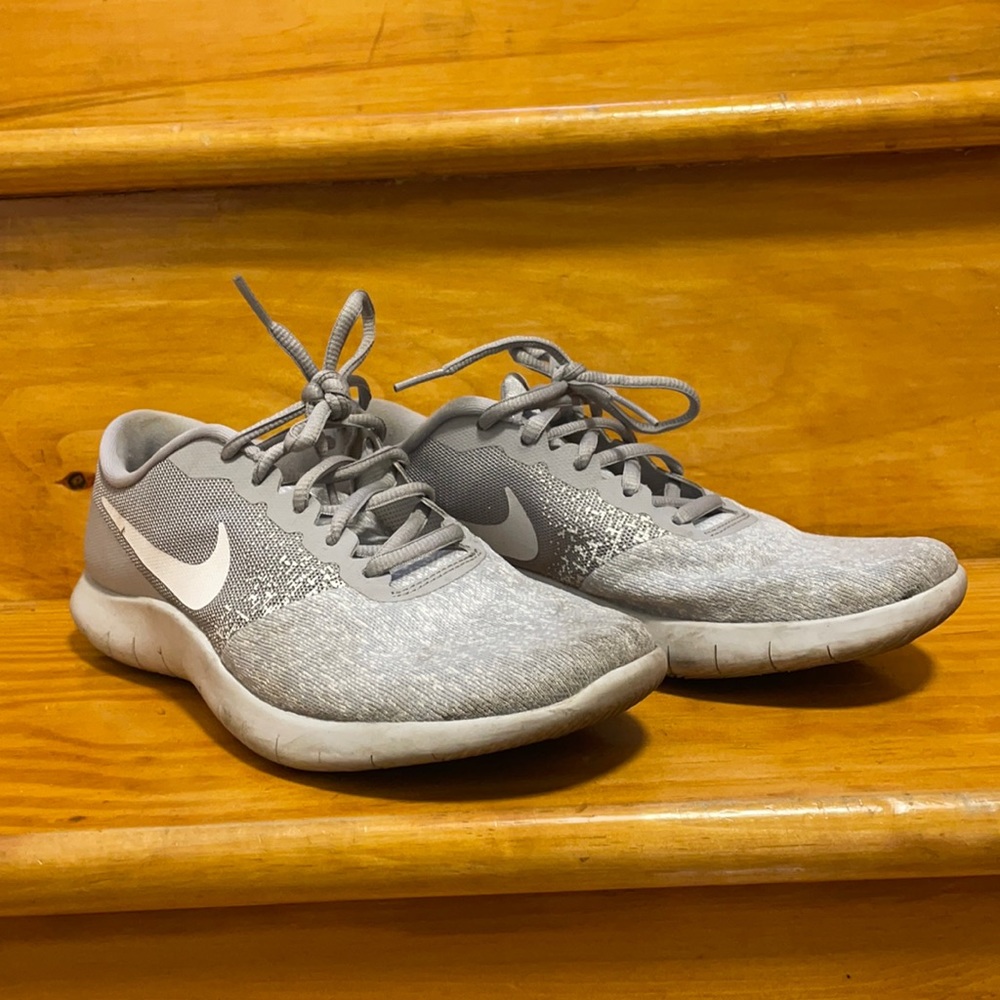 NIKE Flex Contact Lightweight Running Shoes in Grey/White - Size 7.5